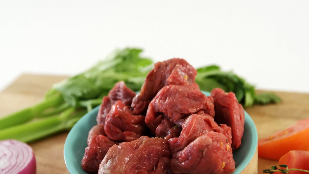 Potongan daging yang dimarinasi dan bahan-bahan