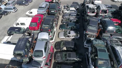 Vista-Aérea-De-Un-Depósito-De-Chatarra-Y-Un-Gran-Grupo-De-Coches-Destrozados.