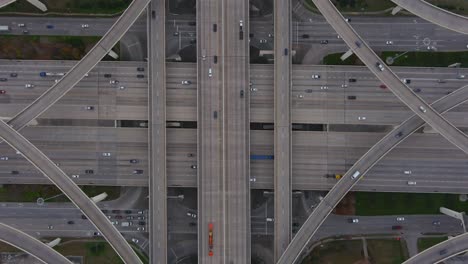 Vista-De-Pájaro-De-Los-Autos-En-La-I-10-Oeste-En-Houston,-Texas