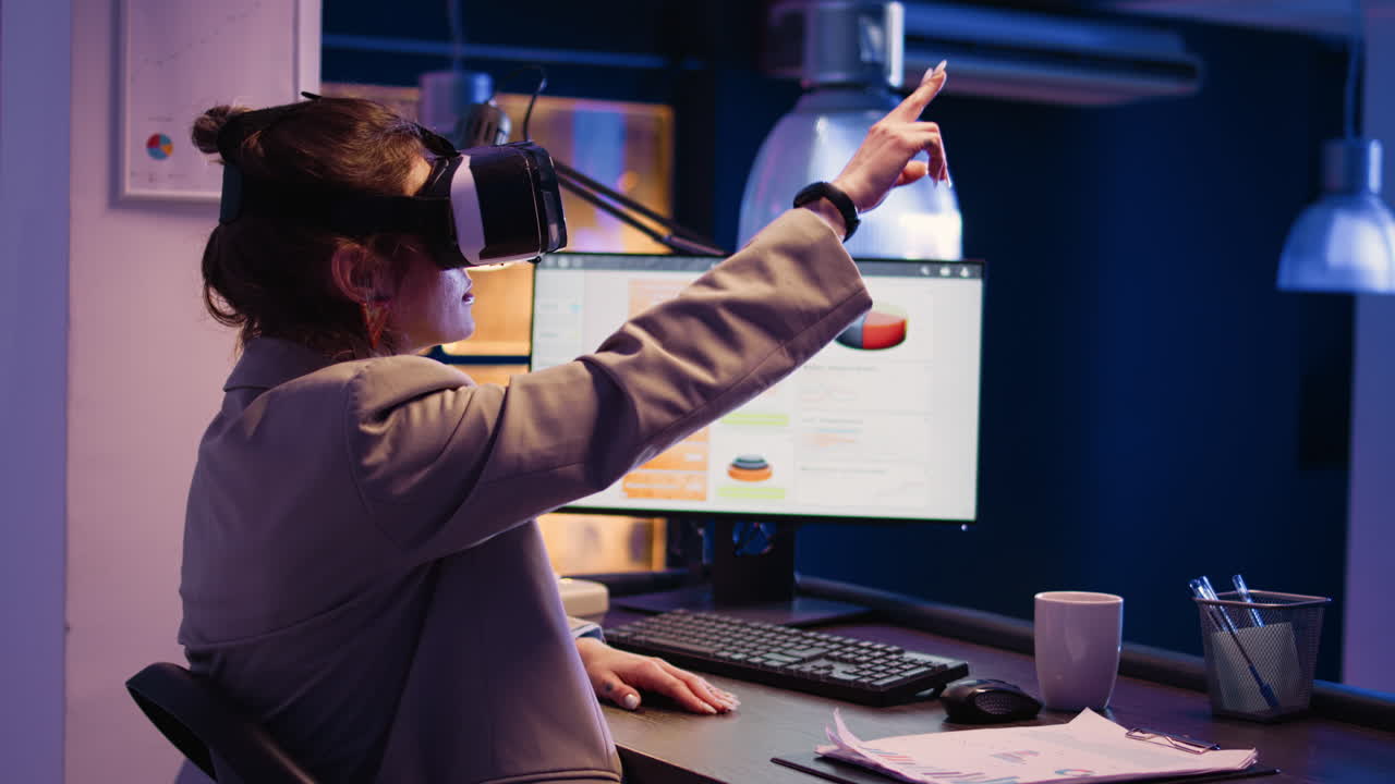 사무실에서 vr 헤드을 사용하는 여성