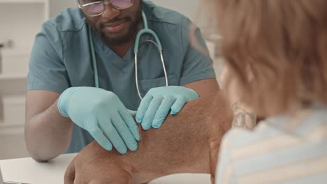 veterinario joven examinando el dachshund