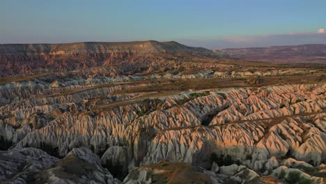 Paisaje-De-Capadocia-Con-Formaciones-De-Piedra-Toba-Después-Del-Amanecer,-Antena