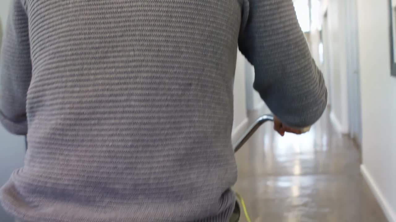 자전거 타는 동안 음악을 듣는 남성 임원