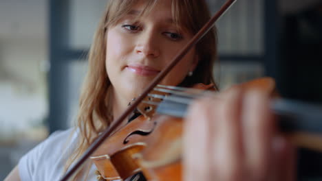 chica practicando música en el violín . violinista interpretando una composición en el instrumento