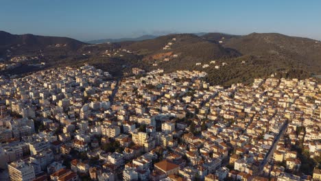 vuelo aéreo de drones que desciende al centro de mitilini, casas en colinas y montañas, mytilene lesvos, grecia