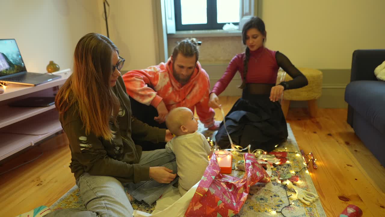 apertura de regalos de navidad en familia