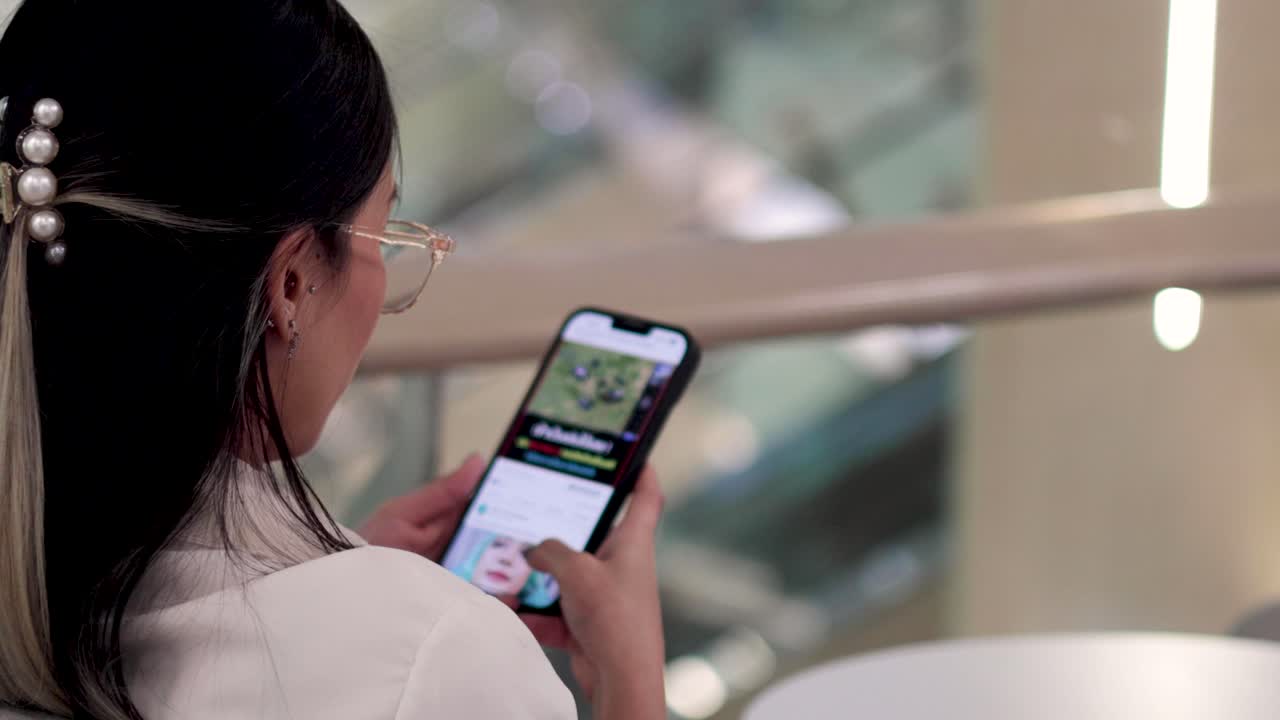 una persona que se desplaza a través del contenido en un teléfono inteligente.