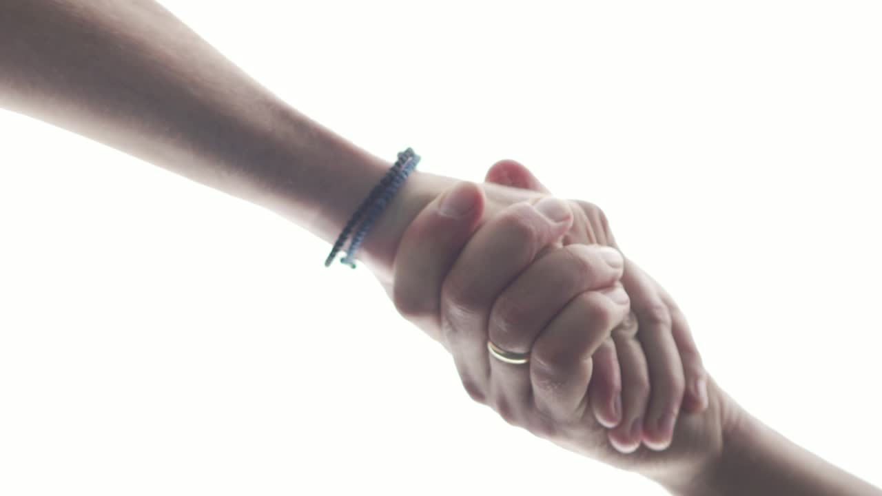 un apretón de manos. las manos de dos hombres contra el cielo.