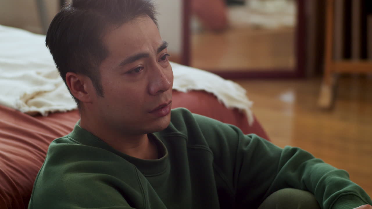 카에 앉아있는 슬픈 남자