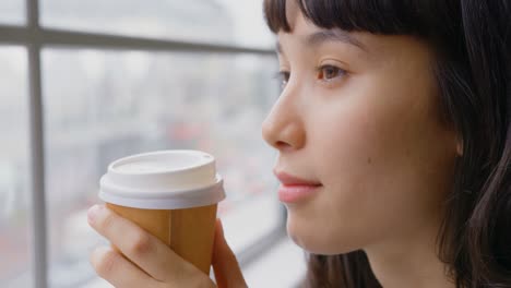 Geschäftsfrau-Trinkt-Kaffee,-Während-Sie-In-Einem-Modernen-Büro-4k-Am-Fenster-Sitzt