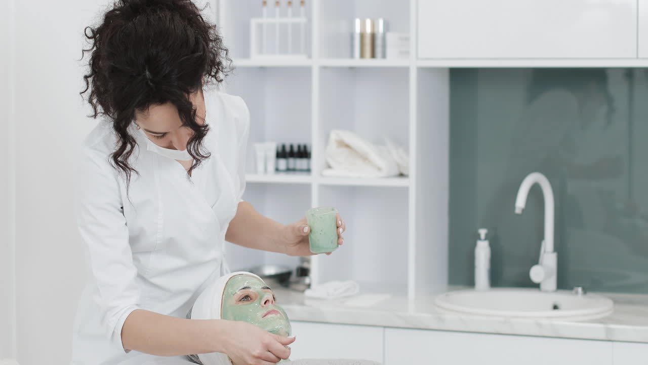 mujer recibiendo tratamiento facial en un spa