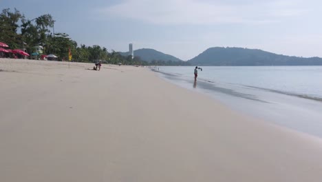 Schwenkansicht-Des-Strandes-Mit-Weißem-Sandstrand-Und-Klarem-Blauem-Himmel-In-50-Fps-Uhd-4k-Video