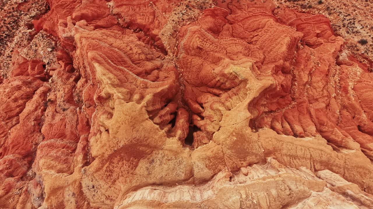 Esplorare le formazioni rocciose e le texture uniche di un canyon durante il giorno con cieli sereni