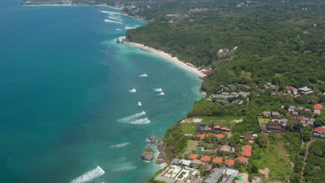 Panoramablick-Auf-Die-Luft-Von-Luxuriösen-Ferienhäusern-Und-Resorts-Auf-Der-Klippe-Mit-Blick-Auf-Den-Blauen-Ozean-In-Bali,-Indonesien