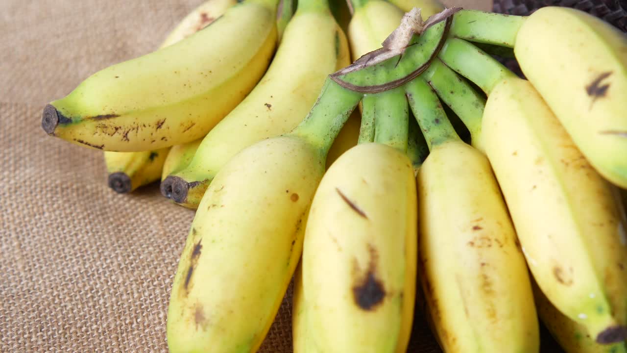 노란 바나나 한 어리