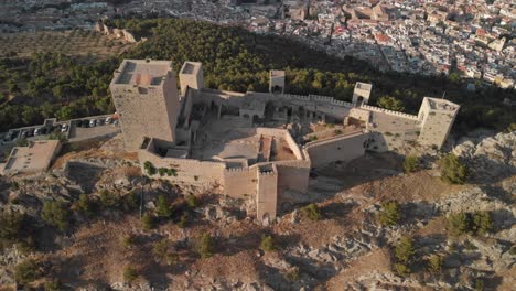 Castillo-De-Jaen,-Spanien-Jaens-Burg-Fliegende-Und-Bodenaufnahmen-Von-Dieser-Mittelalterlichen-Burg-Am-Nachmittag-Im-Sommer,-Es-Zeigt-Auch-Die-Stadt-Jaen,-Die-Mit-Einer-Drohne-Und-Einer-Action-kamera-Mit-4k-24fps-Unter-Verwendung-Von-Nd-filtern-Aufgenommen-Wurde-4