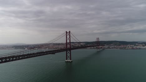 Vista-Aérea-Del-Puente-25-De-Abril-En-Lisboa,-Portugal.