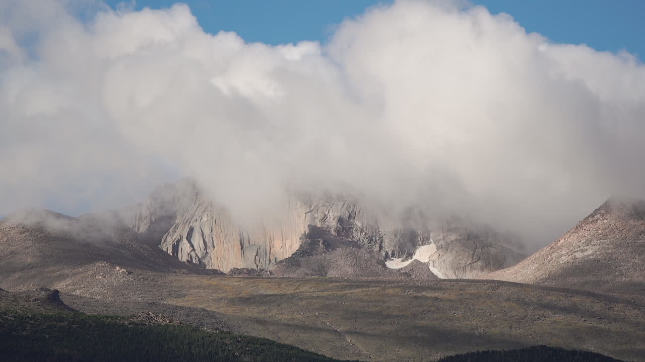산맥 앞에서 빠르게 움직이는 구름의 시간 경과