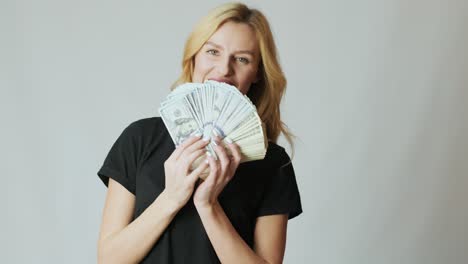 schönes mädchen mit vielen dollar in den händen auf weißem hintergrund