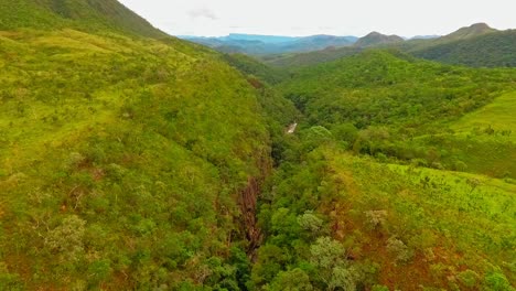 increíble vista aérea de un estrecho cañón que atraviesa un paisaje montañoso