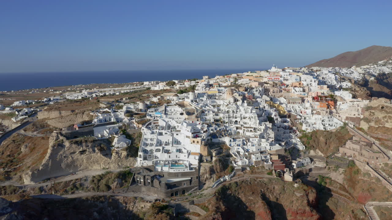 antena: toma panorámica de casas y hoteles en el pueblo de oia en santorini, grecia