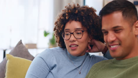 Couple-with-laptop,-watching-video