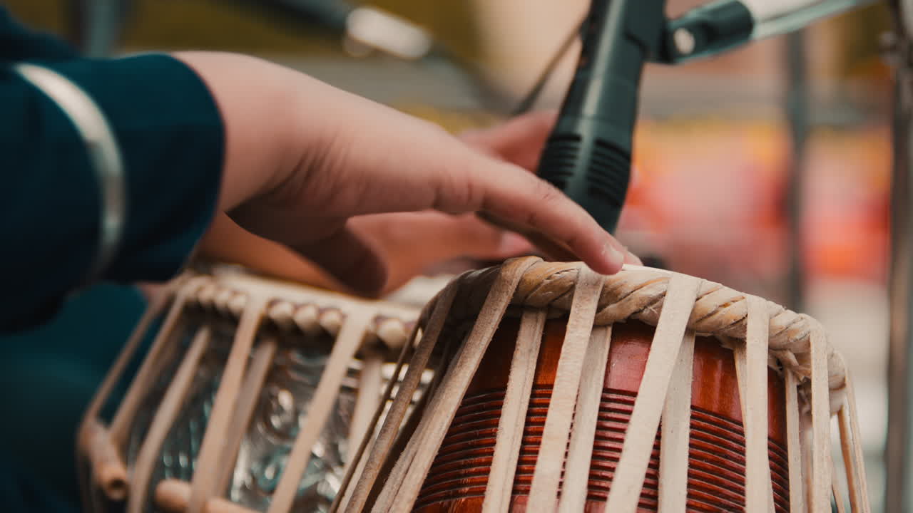 Músico tocando tambores tabla indios durante el festival Holi