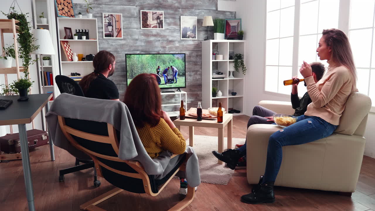 거실 에서 대화 를 하고 있는 두 소녀 의 뒷면