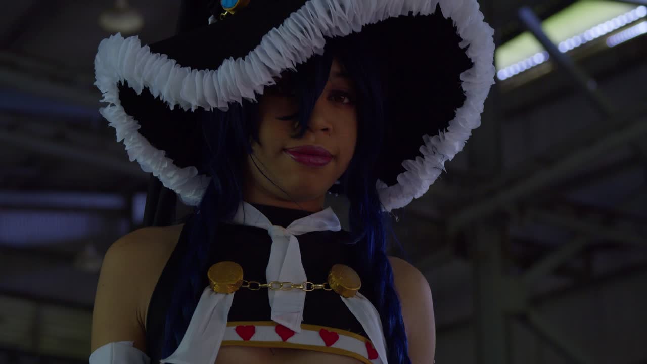 primerísimo plano de wendy belserion coslay caminando en un almacén abandonado