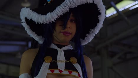 primerísimo plano de wendy belserion coslay caminando en un almacén abandonado