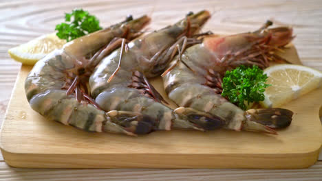 fresh-tiger-prawn-or-shrimp-on-wood-board