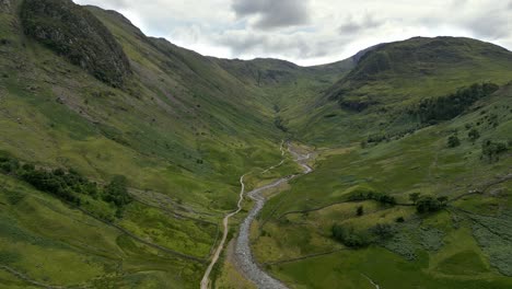 Drohnen-Luftaufnahmen-Von-Seathwaite,-Einem-Kleinen-Weiler-Im-Borrowdale-Tal-Im-Lake-District-Von-Cumbria