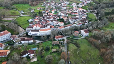 ascenso aéreo panorámico retroceso para establecer pintoresco pueblo español en el campo de ourense galicia españa