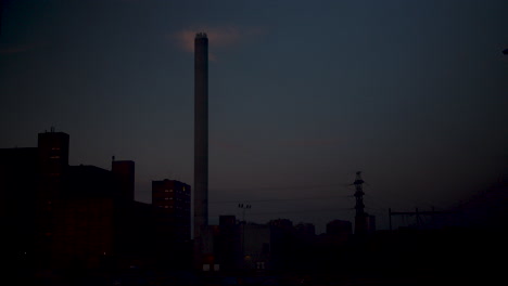 Toma-De-Lapso-De-Tiempo-Del-Amanecer-De-La-Mañana-Sobre-La-Planta-De-Energía-Suvilahti-Hasta-El-Mediodía