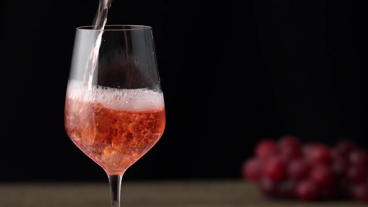 Versare vino rosato in un bicchiere, slow motion 50fps