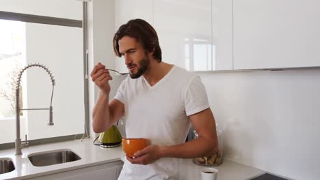 hombre tomando el desayuno en la cocina