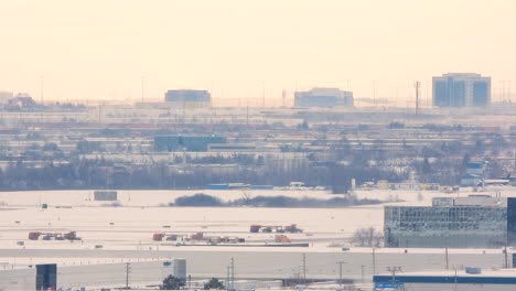 Eine-Große-Anzahl-Von-Traktoren-Arbeiten-Zum-Schneeräumen-In-Der-Stadt-Toronto,-Kanada