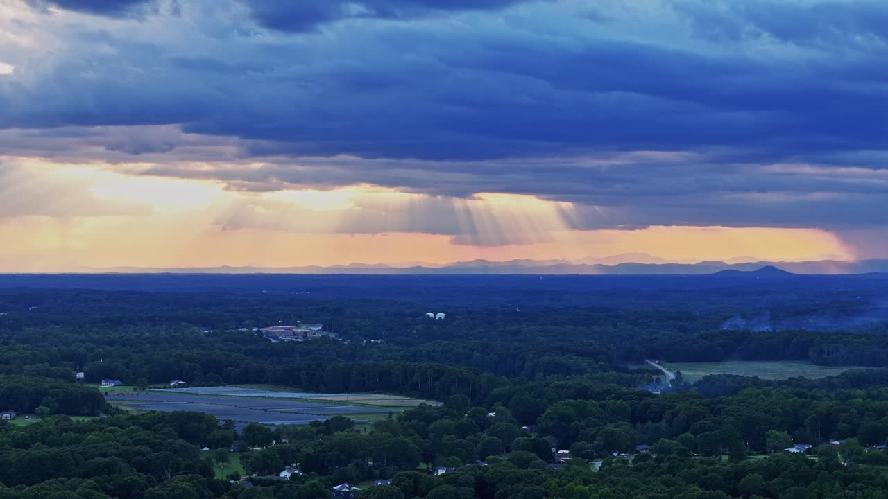 사우스 캐롤라이나 주 그린빌 카운티를 비행하는 드론은 나무, 산, 폭풍우 구름의 풍경을 보여줍니다.