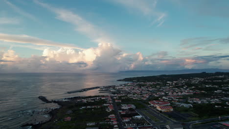 Vista-Aérea-De-La-Ciudad-En-La-Costa-Del-Océano