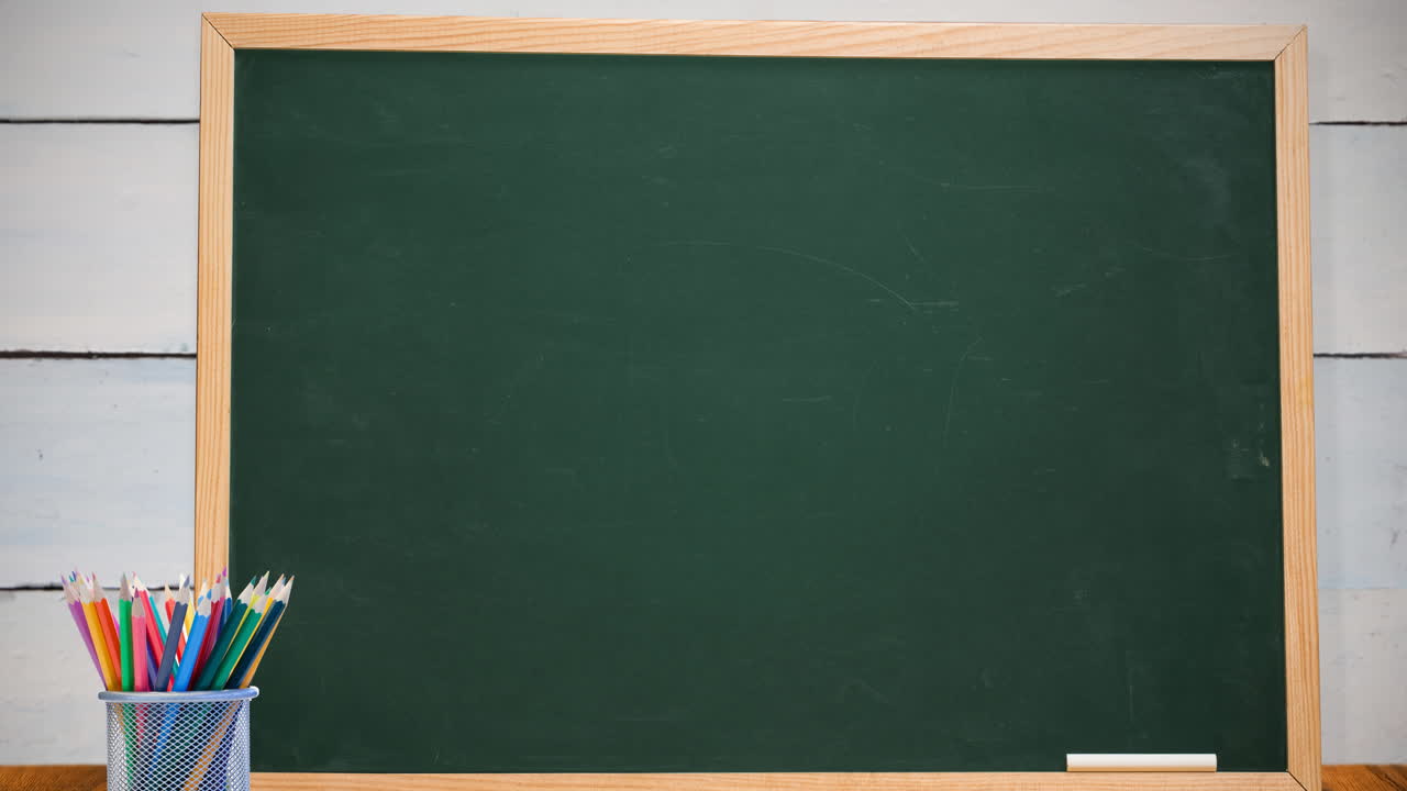 animación de lápices sobre el tablero sobre fondo blanco