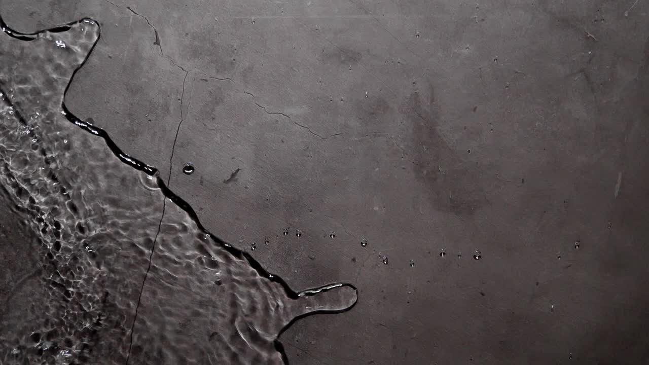 las olas de agua salpican en cámara lenta. clip de video de imágenes de stock.