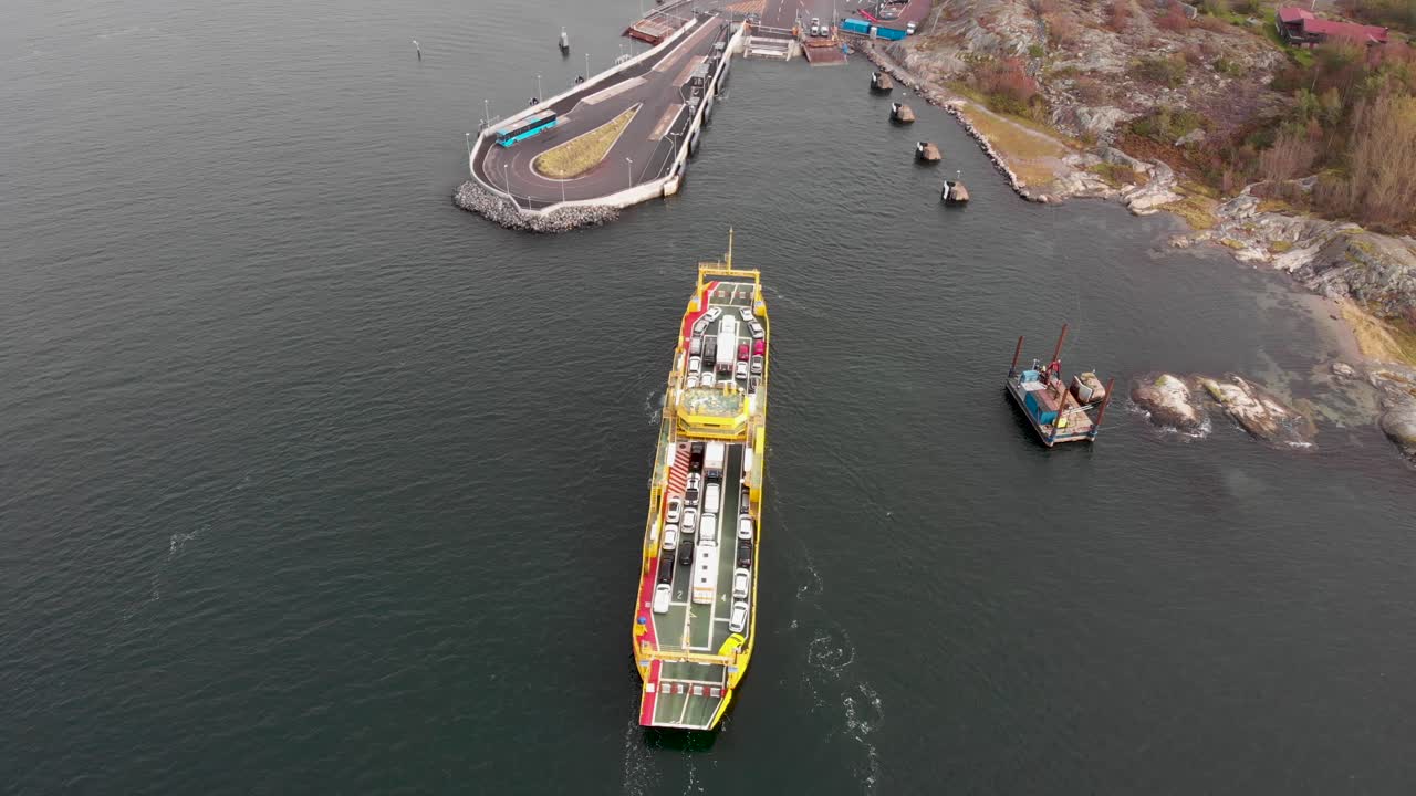 스웨덴 북부 예테보리에 있는 부두에 접근하는 노란색 로드 자동차 페리를 통해 공중 드론 비행