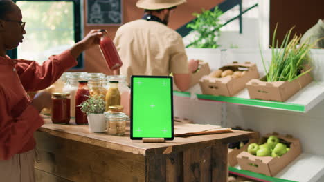 pantalla verde en la tableta cerca del cliente