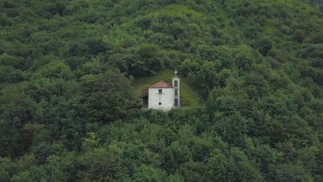A-single-church-chapel-in-the-middle-of-nowhere,-Italy