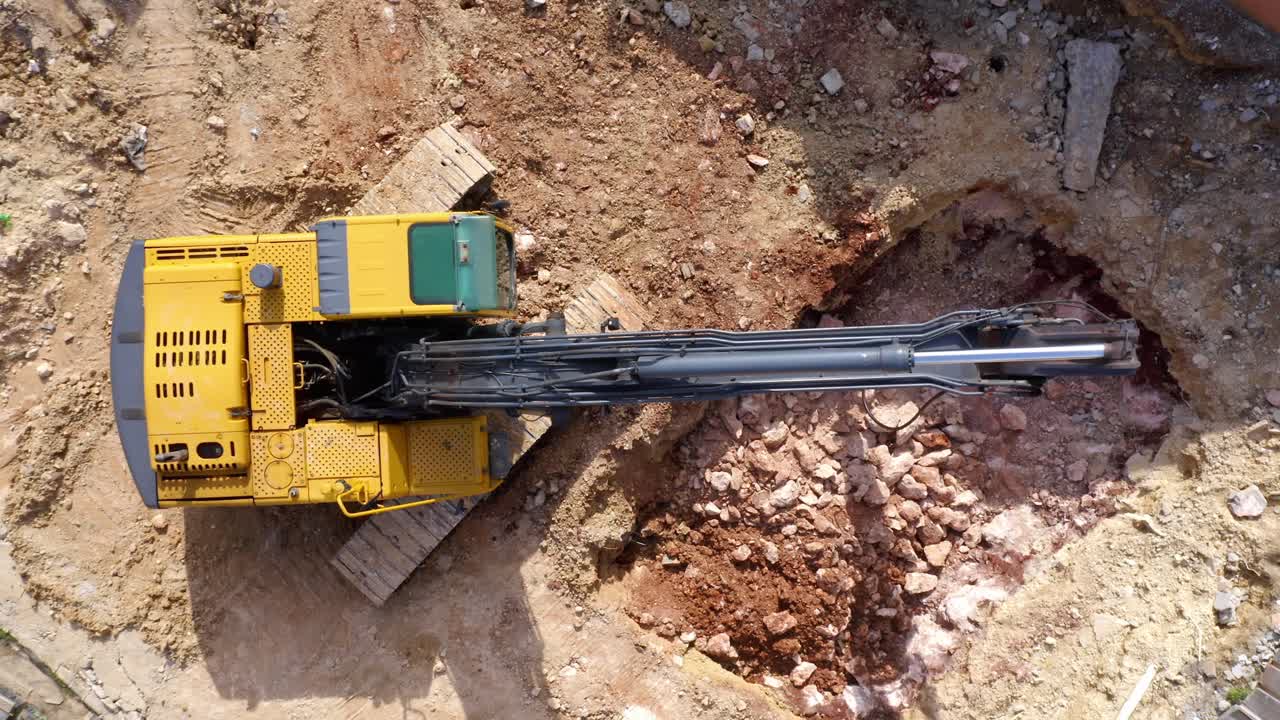 máquina de perforación industrial en el trabajo. de arriba hacia abajo directamente arriba