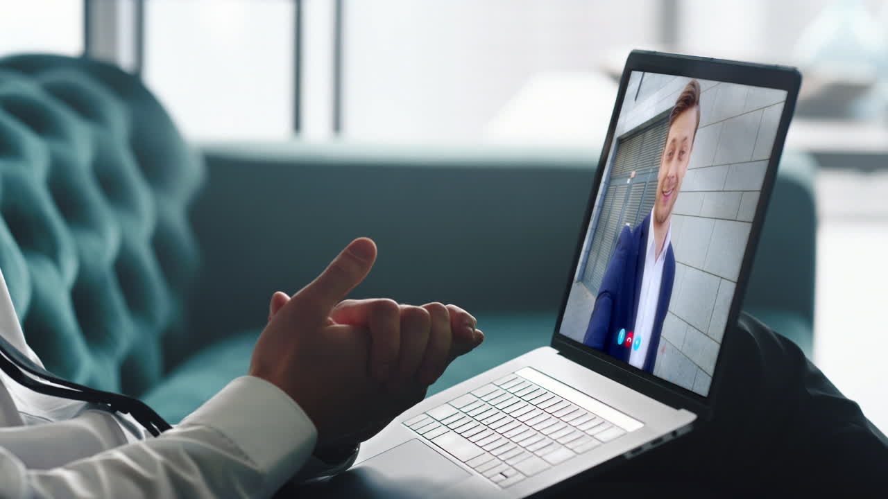 Primer plano de un empresario desconocido en una videollamada con un compañero desde su portátil