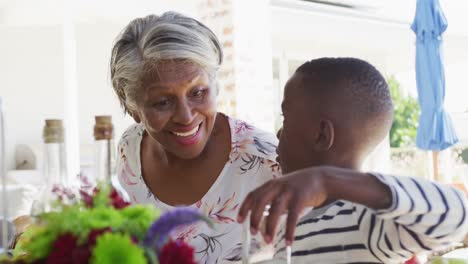 Video-Einer-Afroamerikanischen-Großmutter-Und-Ihres-Enkels,-Die-Draußen-Kochen-Und-Zu-Abend-Essen