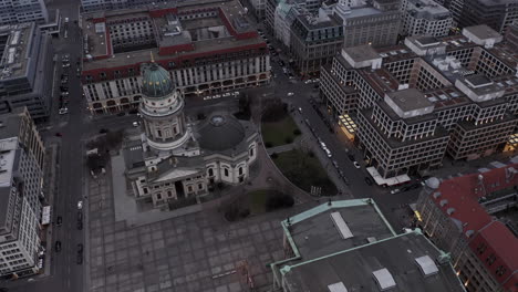 Hochwinkelansicht-Des-Platzes-Mit-Majestätischer-Kirche-Mit-Kuppel-Und-Skulptur-An-Der-Spitze.-über-Dem-Stadtzentrum-Fliegen.-Berlin,-Deutschland