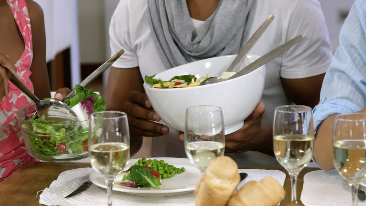 Amis prenant un repas ensemble