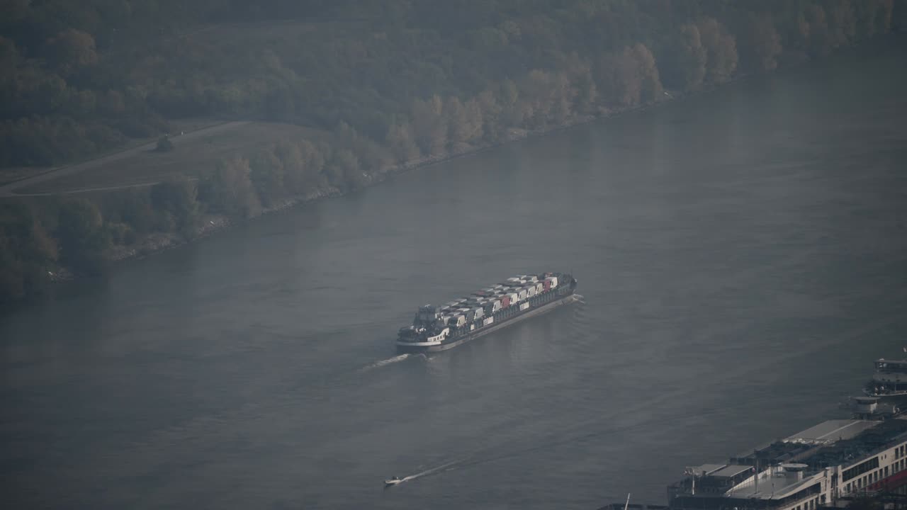 낙이 떨어지는 느린 모션 루프 선박은 도나우에 있습니다.